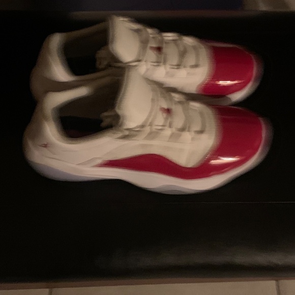 Air Jordan 11 CMFT Cherry - Picture 2 of 7